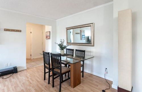 Vibrant Downtown, King Bed, Work Desk & Kitchen - Foto 15