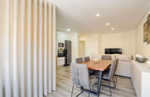 Spacious & Stylish Flat with Garage by HostWise - Foto 27