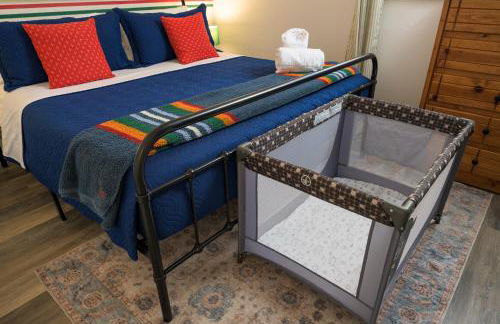 Cozy Family Retreat with Yard - Walk to Olde Town - Foto 15