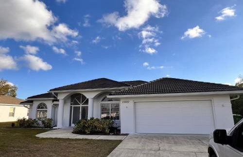 Peachland getaway with pool and tiki bar - Foto 3