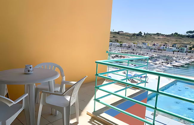 Marina View 1 Bedroom Apartment w Swimming Pool - Photo 5