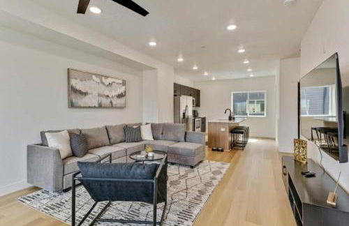 3 Min to DT - 2 Car Garage - Lux Townhome - King Bed - Foto 18