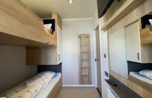 Indulgence Lakeside Lodge i3 with hot tub, private fishing peg situated at Tattershall Lakes Country Park - Foto 31