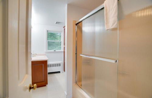 Deck and Grill, Walk to Beaches! Falmouth Retreat - Foto 21