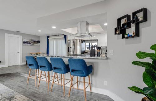 Luxe by Jenn - 3BR Retreat with Heated Pool - Photo 27