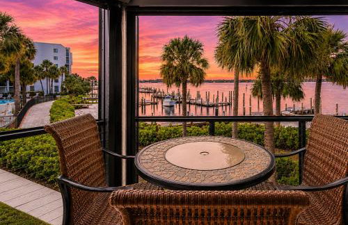 Waterfront Island Oasis! Heated Pool with Stunning View & 2 Full Bath - Foto 12