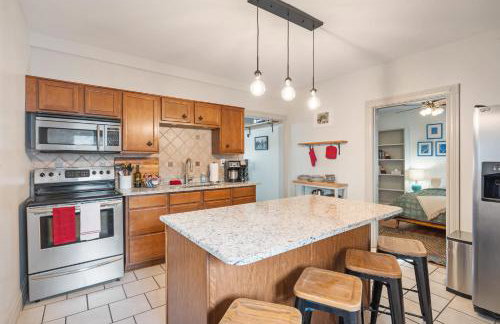 Charming City Home with Patio Fire Pit & Record Player-Family Friendly - Foto 5