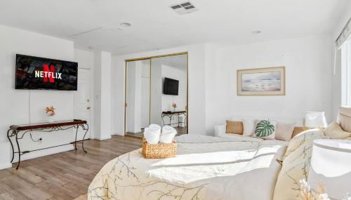 Quiet Home with Spectacular Scenic Mountain Views near Universal Studios Hollywood - Photo 3