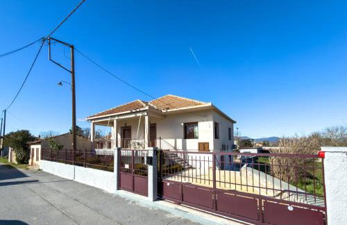 Peaceful 2-bedroom village house near Tripolis - Photo 4