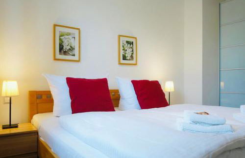 Wohnensemble mit 3 separaten Bereichen- 2 Küchen- 3 Badezimmer- 10 Personen- Garten- Parkplatz - Foto 1