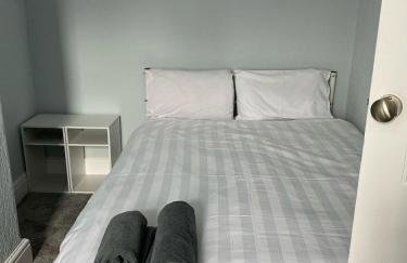 ML Short Stays - 3 Bedroom House Near BAE - Photo 5