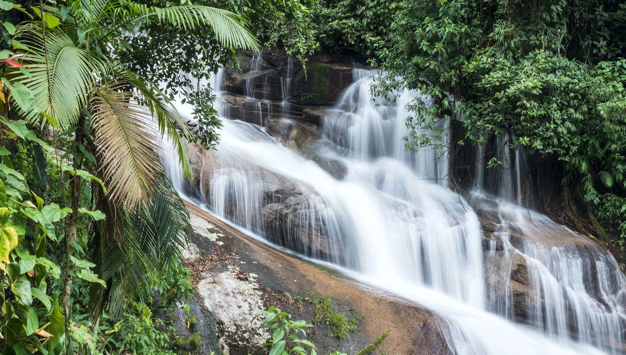 Trilha pelas cachoeiras e serra de Angra dos Reis