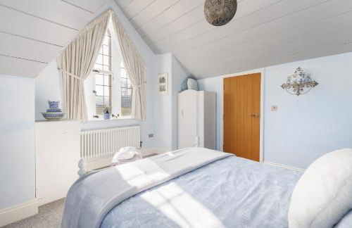 The Old Abbey Farmhouse - Stay at Quarr Abbey Monastery - Pet-Friendly Farmhouse with History & Countryside Views, surrounded by woodland & nature - Photo 21