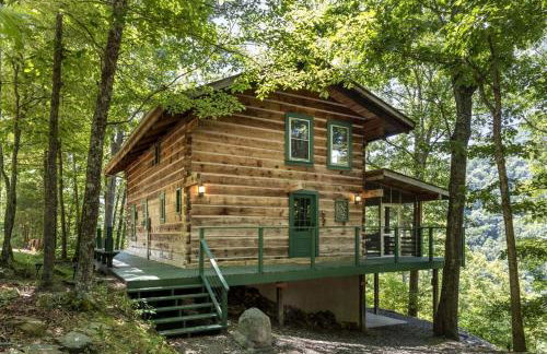 Beautiful Rustic Cabin Surrounded by Nature with Incredible Views and a Wrap-Around Deck for an Amazing Glamping Experience in Marshall, NC - Foto 1