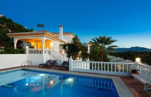 Large Family Villa 500m From Beach with Stunning Views - Photo 6