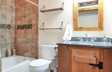 Lakefront Lodge with King Beds and Game Lounge - Foto 21