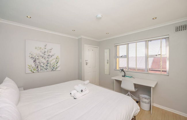 Contemporary 4 Bedroom Home - Photo 5