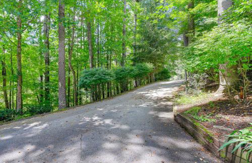 Luxe Mountain Escape with Hot Tub and Gym Near Boone! - Foto 45