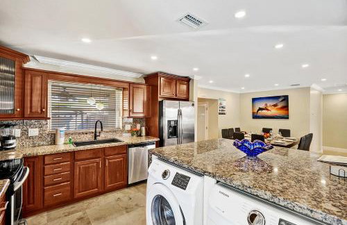 Deluxe Home Heated Pool & Jetted Tub near Beach - Foto 12