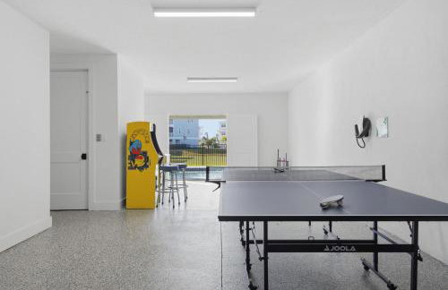 New Listing Discounts! Canal Home-Heated Pool, Game Room, Tesla Charger, & More - Foto 1