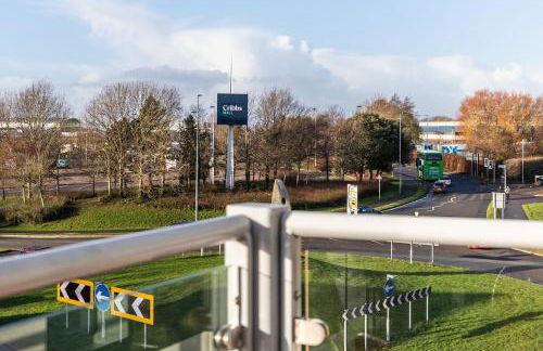 Lane End - Bright & Spacious 2-Bed Flat with Balcony & Parking - Foto 14