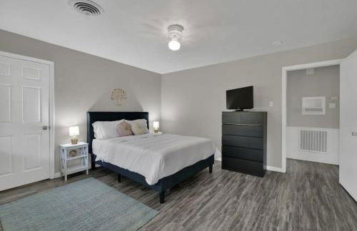 The Huge Home I Next 2 SHSU I Sleeps 16 I PingPong - Foto 8