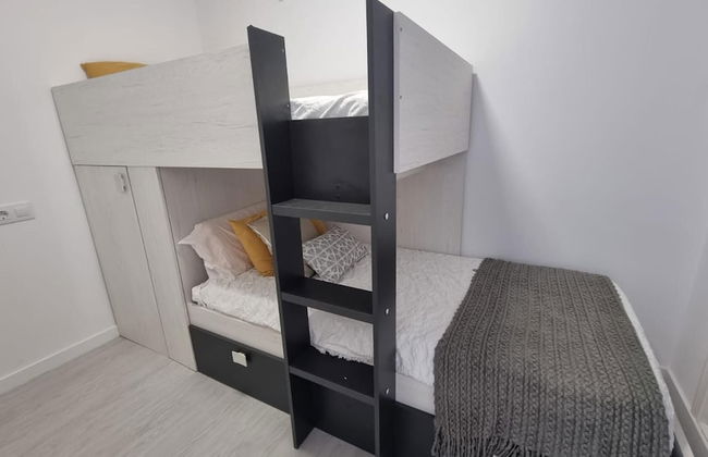 Seaside Apartment Sleeps 6 With Balcony - Photo 2