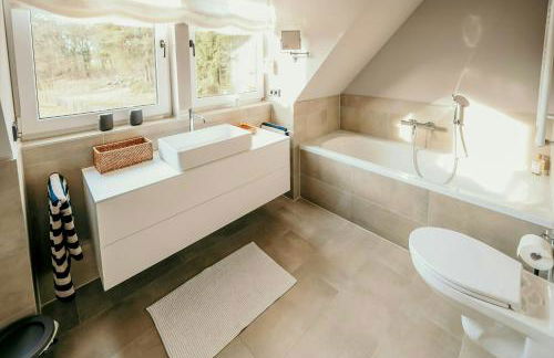 Renovated Semi-Detached House With Garden Views - Foto 34