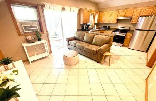 Spacious King Bed Suite at Antique Store - Foto 12