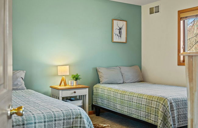 Lake View Chalet by Avantstay Lake Access Deck - Photo 36