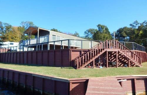 Lakefront Oasis with Private Hot Tub - Foto 16