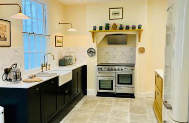 Amazing Large House, Lovely Newly Fitted Kitchen, Sleeps 8 , Nice Views and Garden, Plus a Beach Hut that is Located on Lyme Regis Beach - Photo 14