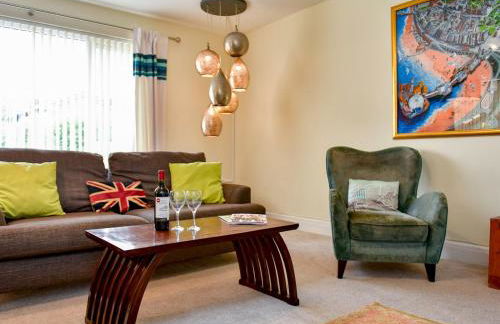 Spacious 4 Bedroom home with Parking Garden - Pass the Keys - Foto 3