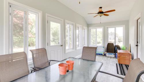 Walk to Pawcatuck River Family-Friendly Home! - Foto 2