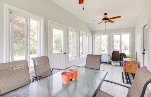 Walk to Pawcatuck River Family-Friendly Home! - Foto 2