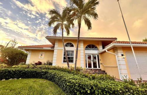 Waterfront Home With Heated Pool/Jacuzzi and only 1mile to beach - Foto 53