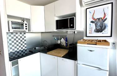 Studio vue port, parking privé, terrasse, clim - Photo 6