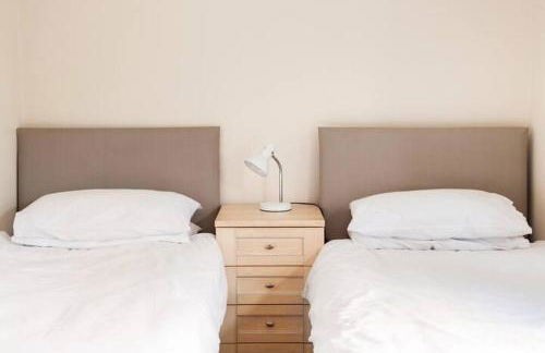 Two Bedroom Bungalow No2 - Secure Gated Parking - Foto 16