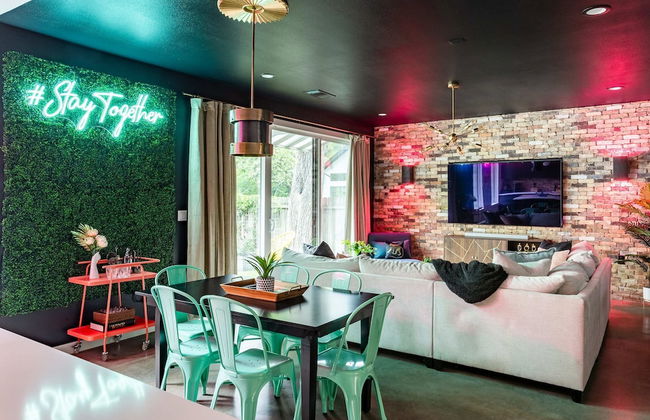 Upstay - Pristine Pool Palace - 7min to Rainey St - Photo 1