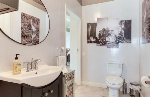 Clear Lake Gem on Canal with Dock Dogs Welcome! - Foto 18