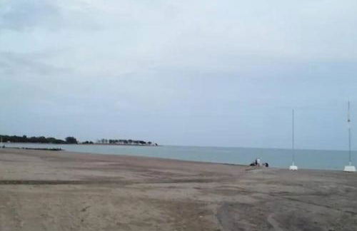 Bajo con jardín a pie de playa y piscina comunitaria con jacuzzi - Foto 38