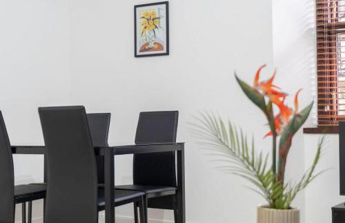 Free Parking - Sleeps 6 - Central - New Interior - Photo 18