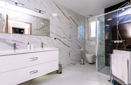 Modern Casa di Lucija with heated pool, near Airport, own parking - Foto 8