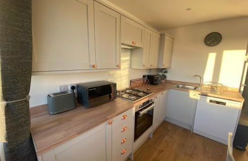 Bay - Brambles Chine, Colwell Bay - 5 star WiFi - Short walk to The Hut and beach - 1 night stays available - Ferry offers - Photo 6