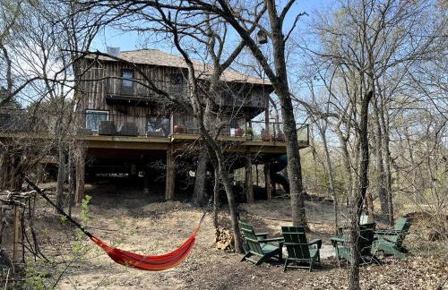 Magical Treehouse with Slide by Brazos River for Family Glamping Adventures in Texas - Foto 25