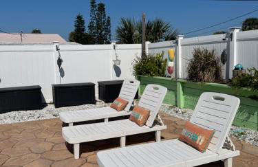 Walk to waves Beautiful 3-Bedroom with pool steps from beach - Foto 14