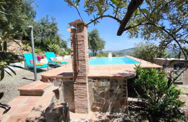 Künstlerhaus Finca Madreselva mit atemberaubenden Weitblick mit Infinitypool, kleinen Teichen und vielen Sitzplätzen in Tolox Malaga im Nationalpark Sierra de las Nieves, ideal für Entspannung, aber auch zum Wandern - Foto 2