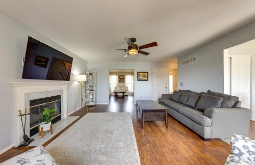 Families Welcome! Spacious OFallon Home with Yard - Foto 8