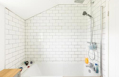 Stylish Modern 2 Bed with Parking - Pass the Keys - Foto 23