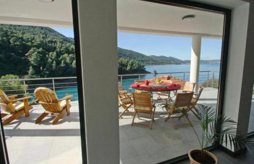 Beachfront Luxury Villa with Private Pool & Stunning Sea Views - Photo 20